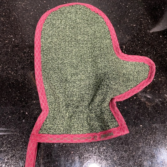 Fruit and Vegetable Mit - 45% Recycled Materials - NEW - Green/Pom Trim - Picture 1 of 9